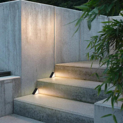 Lighteme LED staircase lighting, solar and waterproof