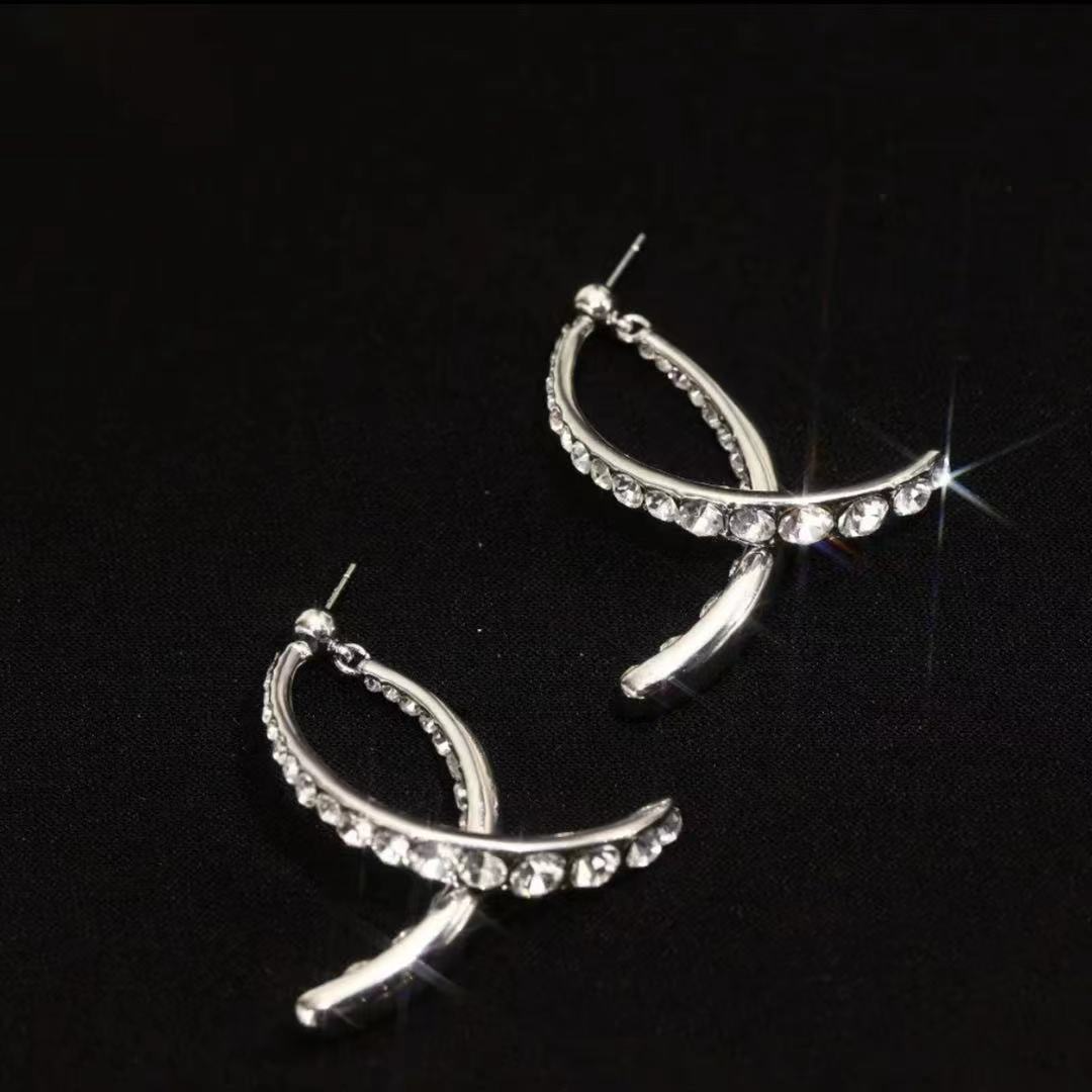 Lighteme Curved Earrings with Luxury Rhinestones