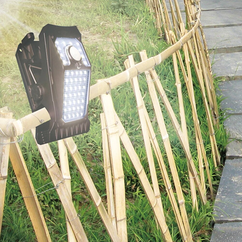 Lighteme Solar Clip Light Illuminate your outdoor area effortlessly!